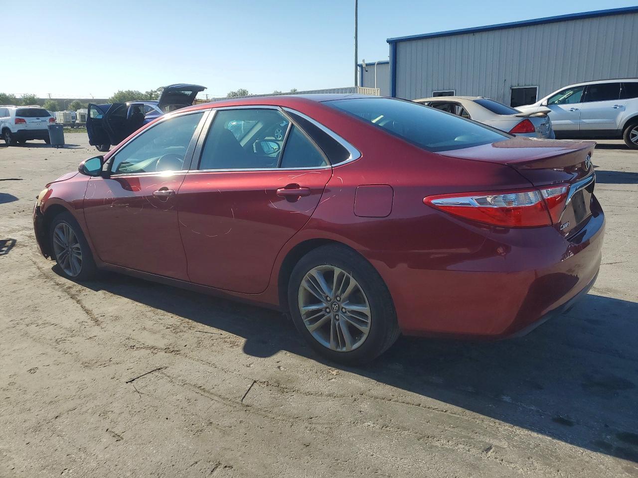 2016 TOYOTA CAMRY SE photo 3