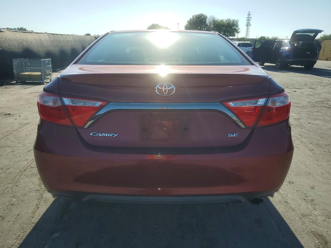2016 TOYOTA CAMRY SE photo 11
