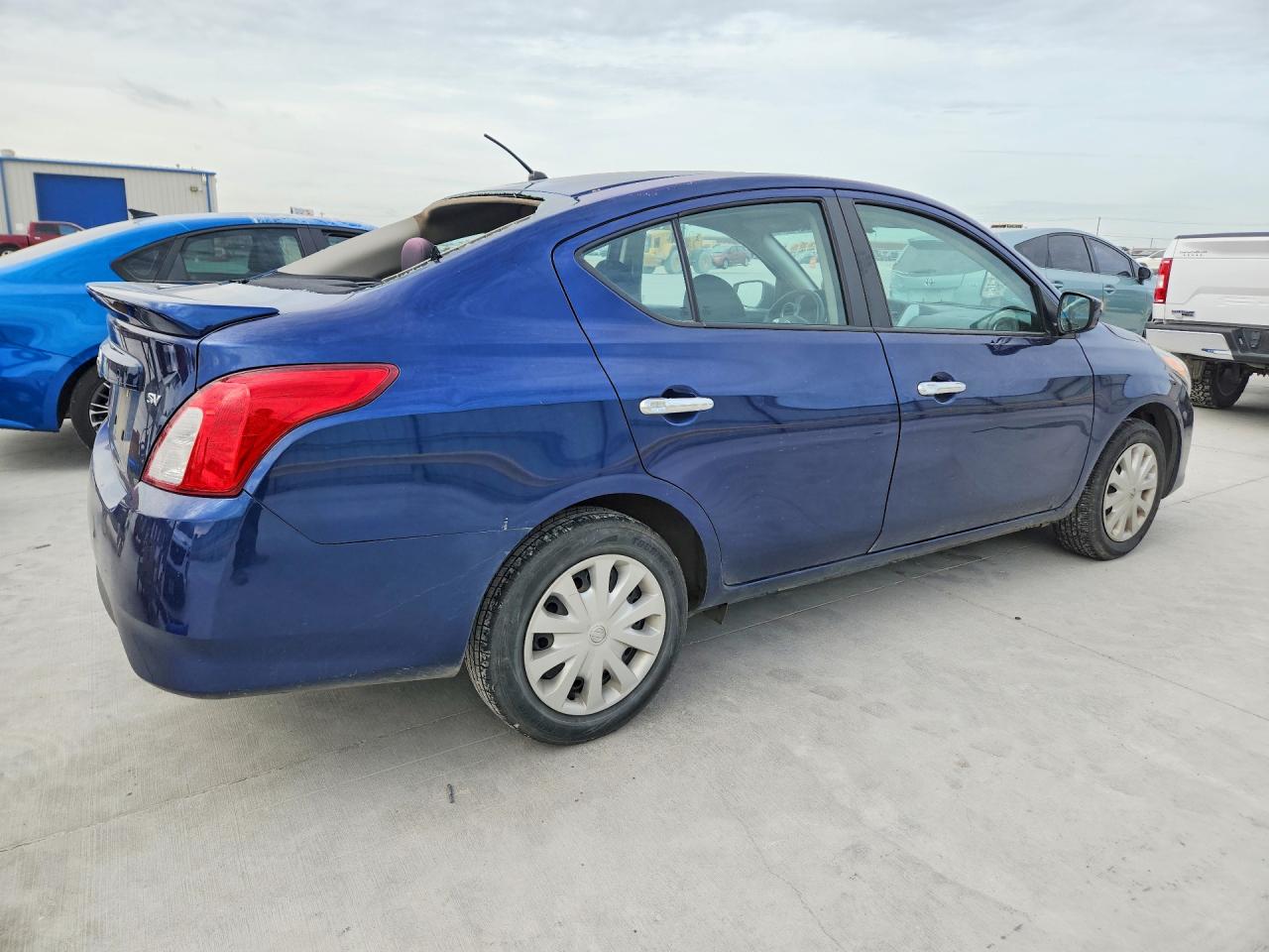 2018 NISSAN VERSA SV photo 3
