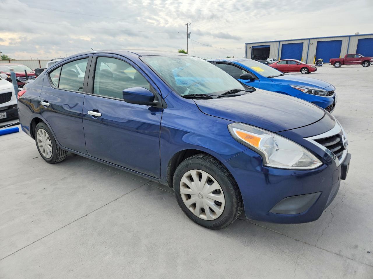 2018 NISSAN VERSA SV photo 4