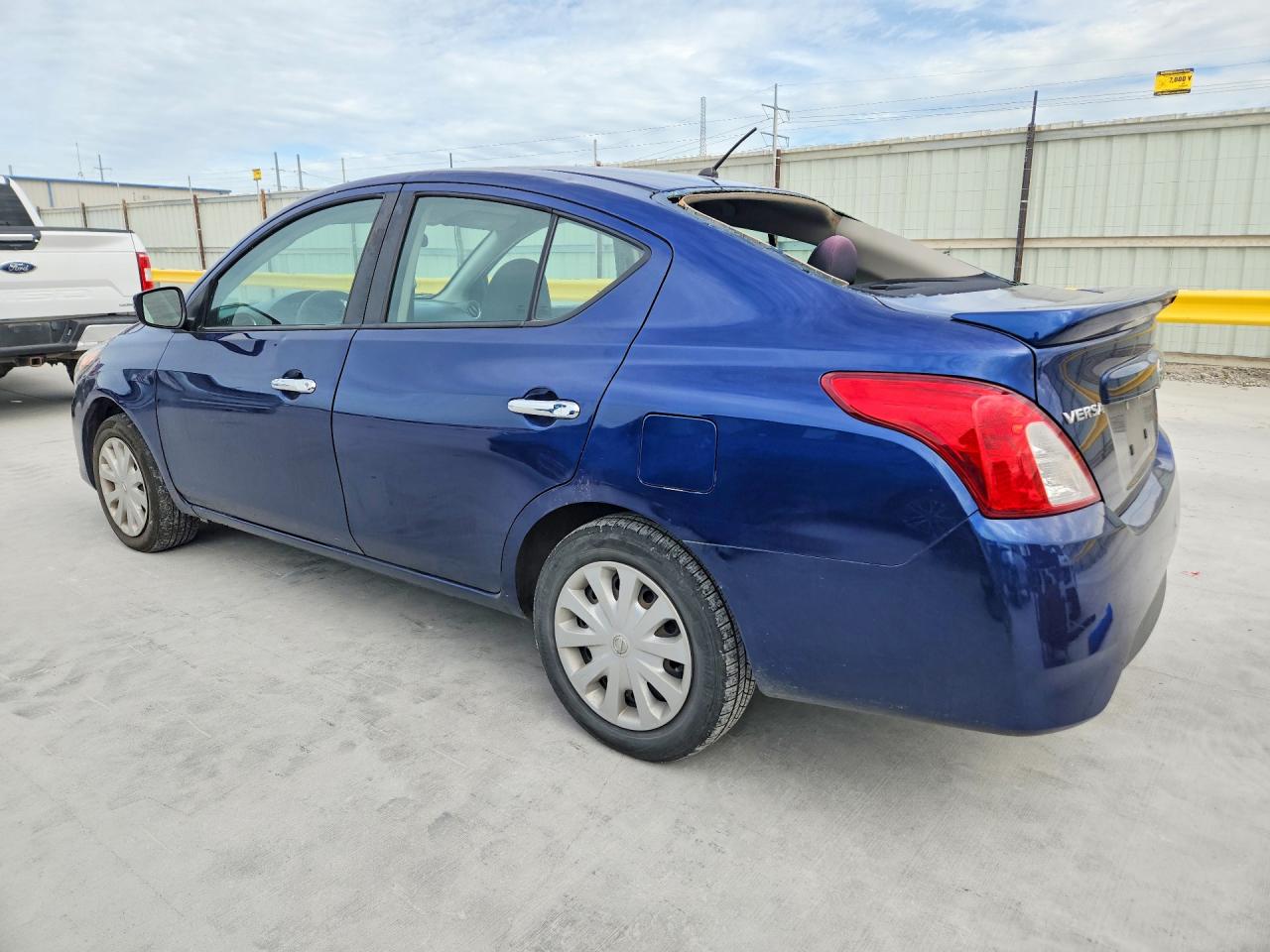 2018 NISSAN VERSA SV photo 2