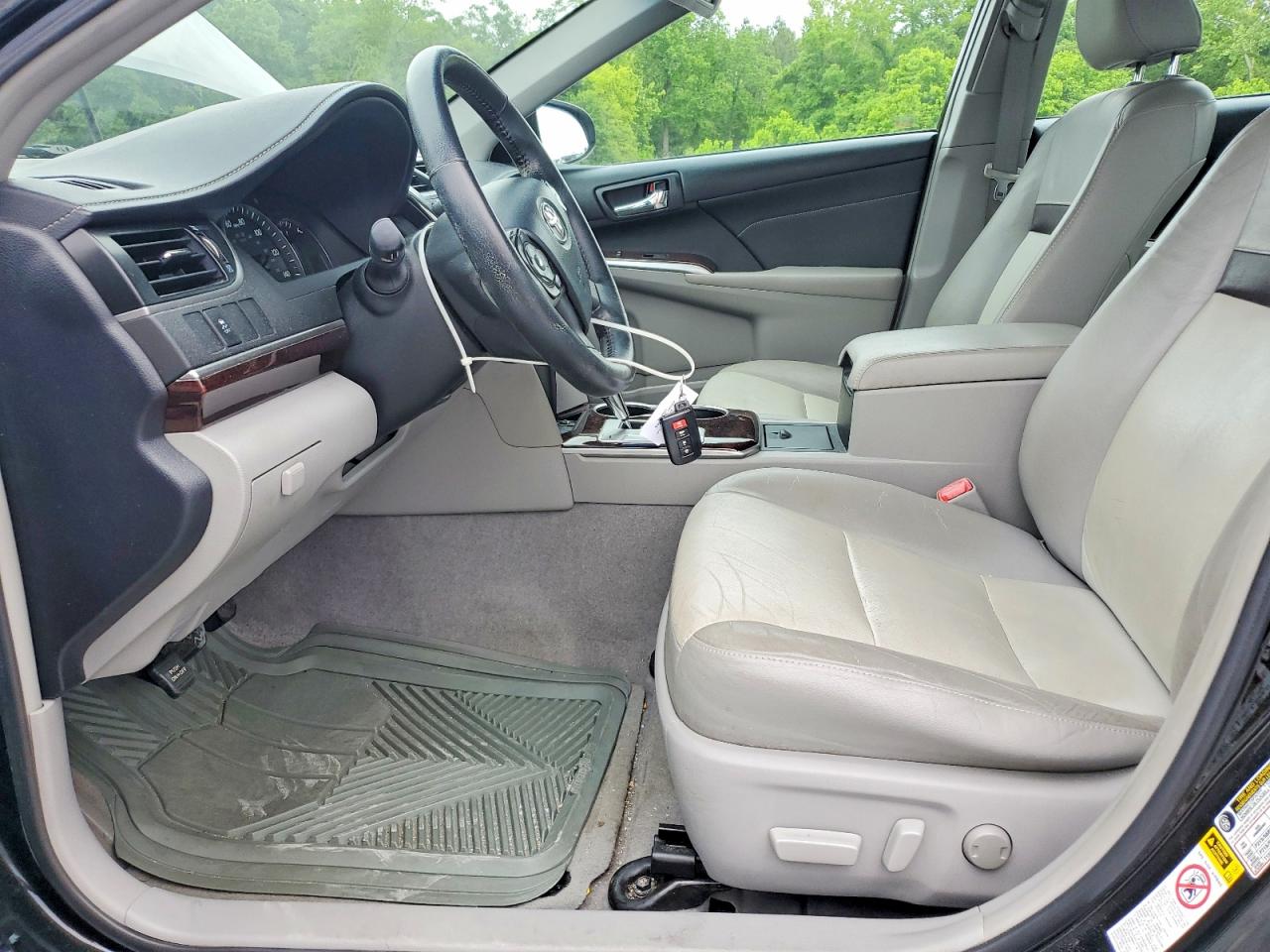 2014 TOYOTA CAMRY XLE photo 19