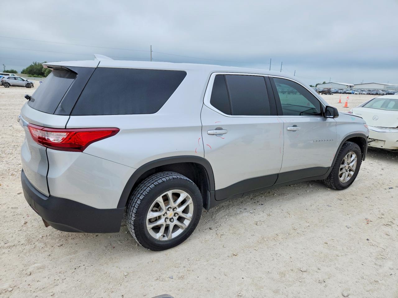 2020 CHEVROLET TRAVERSE LS photo 5
