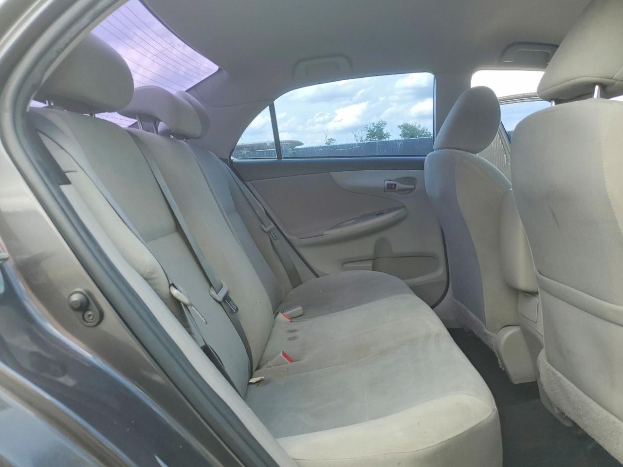 2013 TOYOTA COROLLA LE photo 19