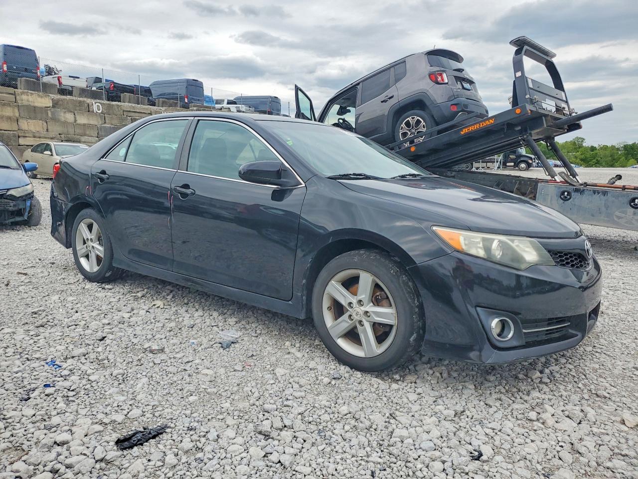 2012 TOYOTA CAMRY SE photo 10