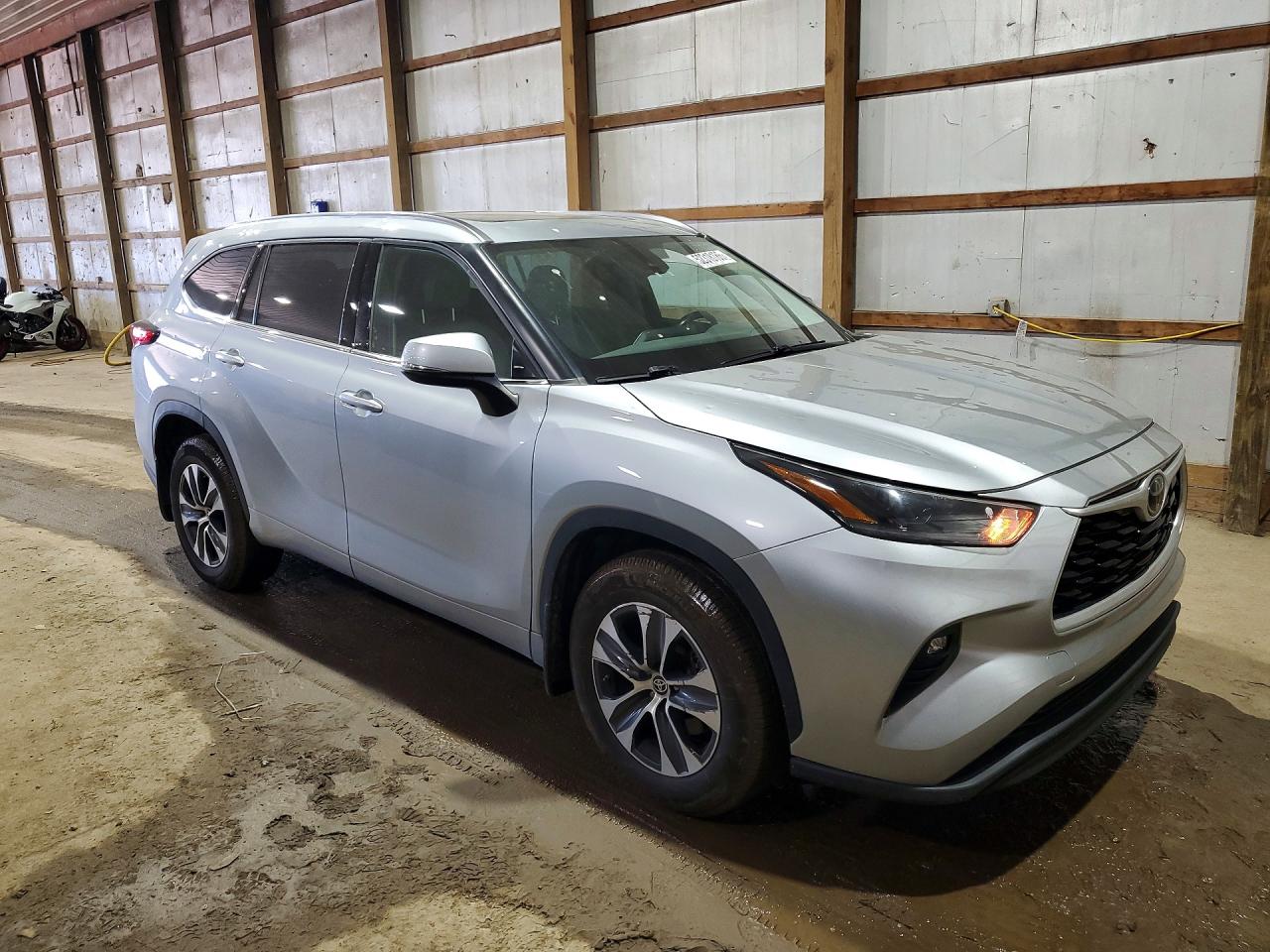 2021 TOYOTA HIGHLANDER XLE photo 7