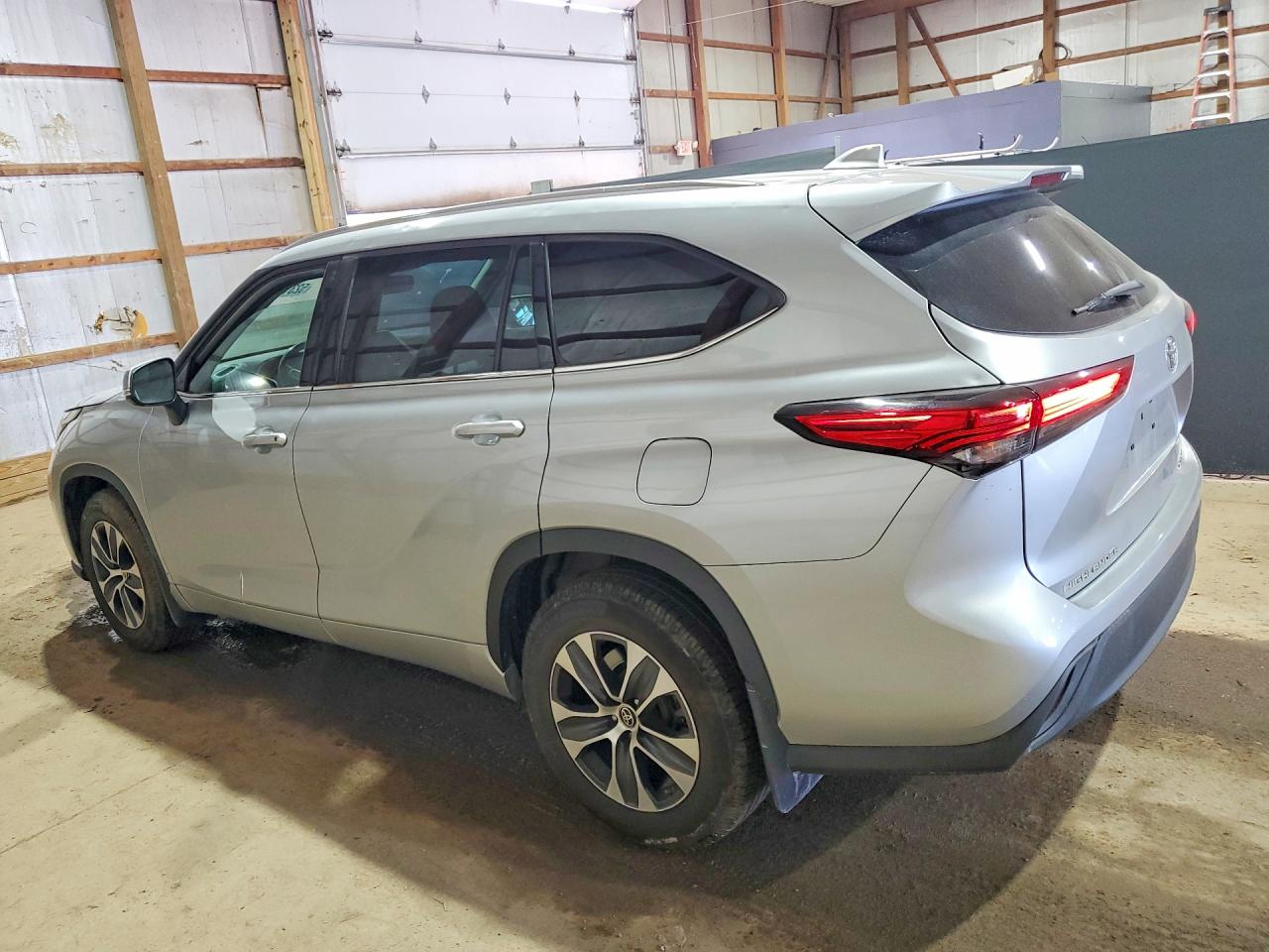 2021 TOYOTA HIGHLANDER XLE photo 3