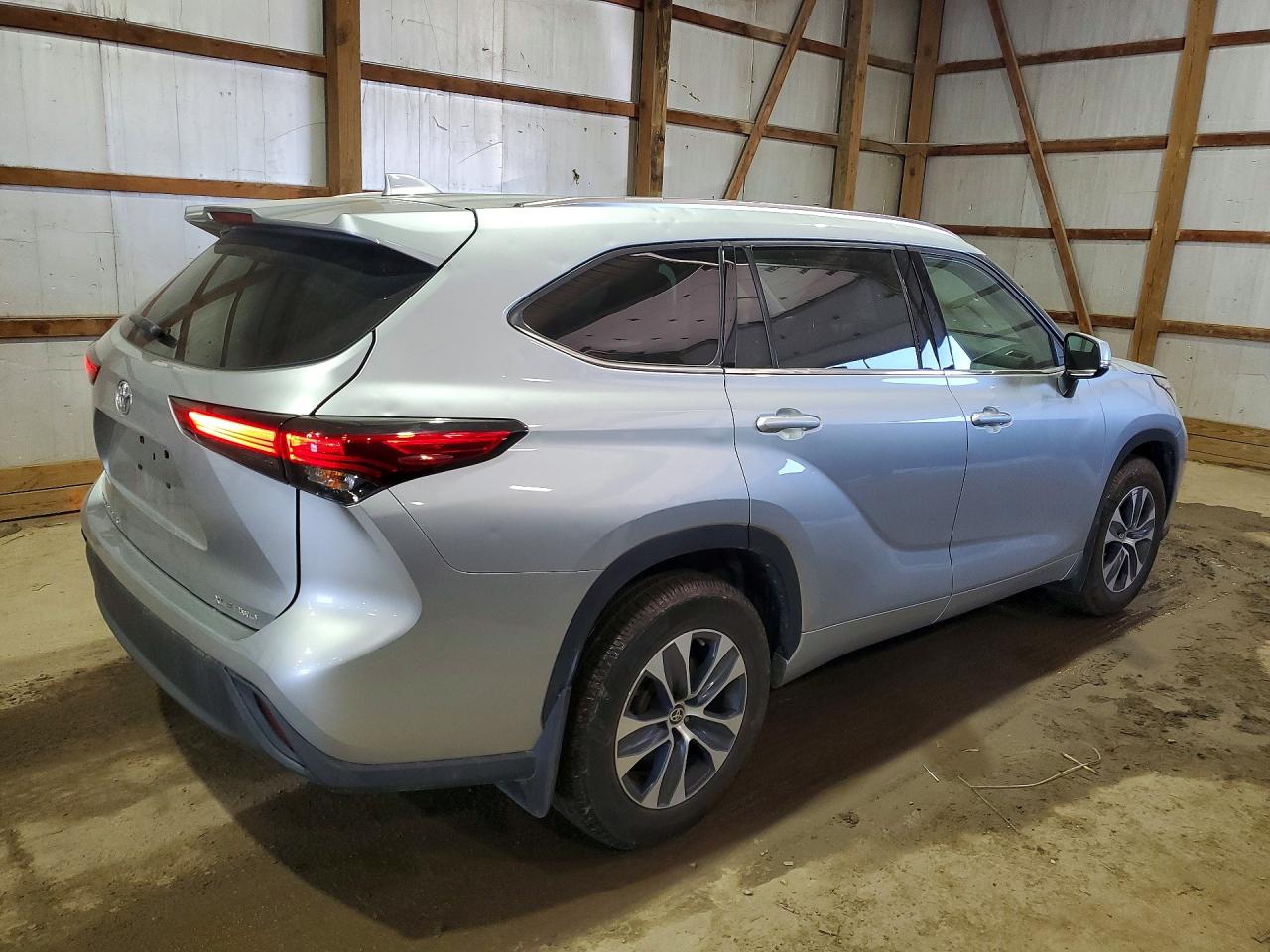 2021 TOYOTA HIGHLANDER XLE photo 5