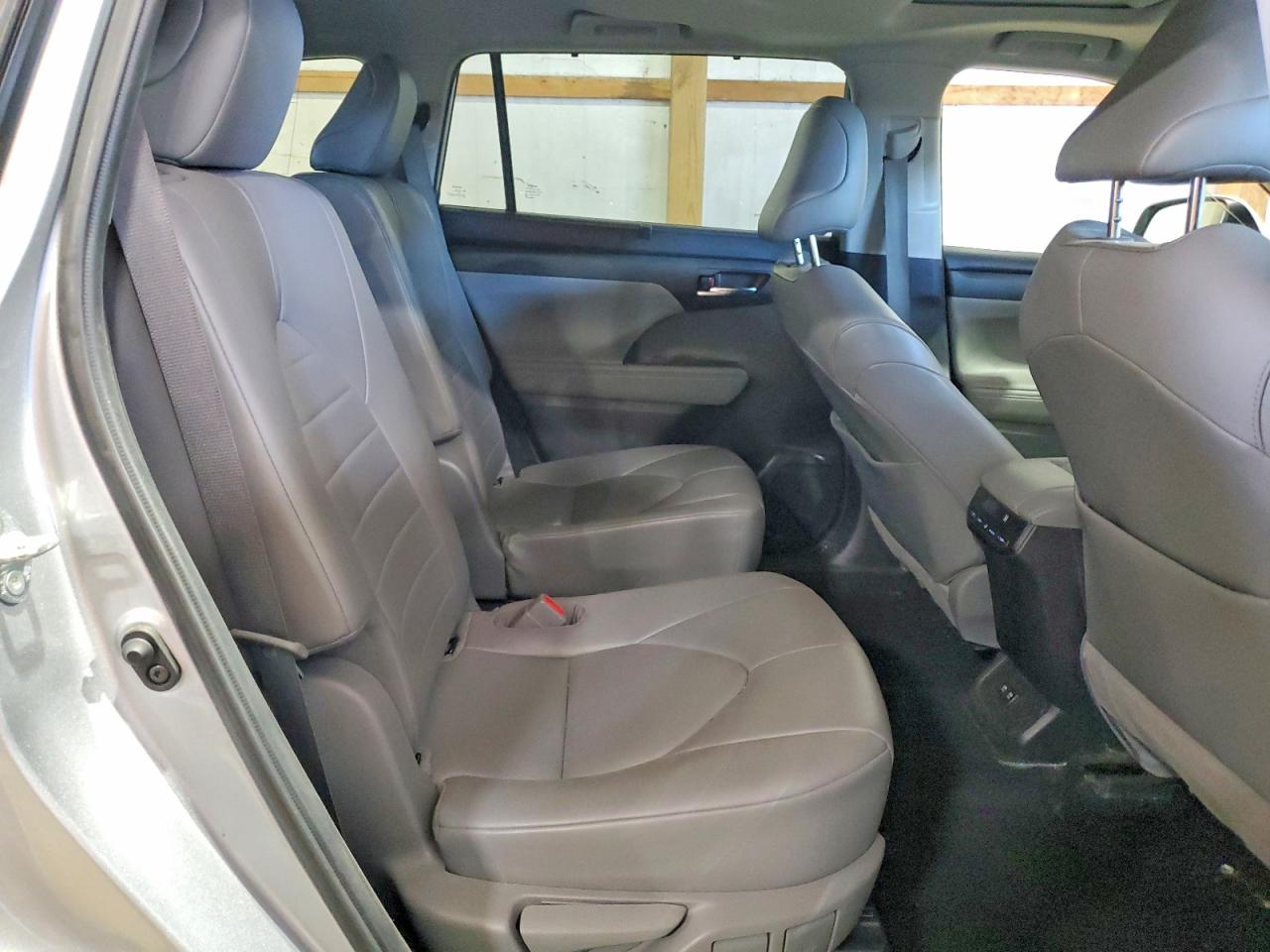 2021 TOYOTA HIGHLANDER XLE photo 21