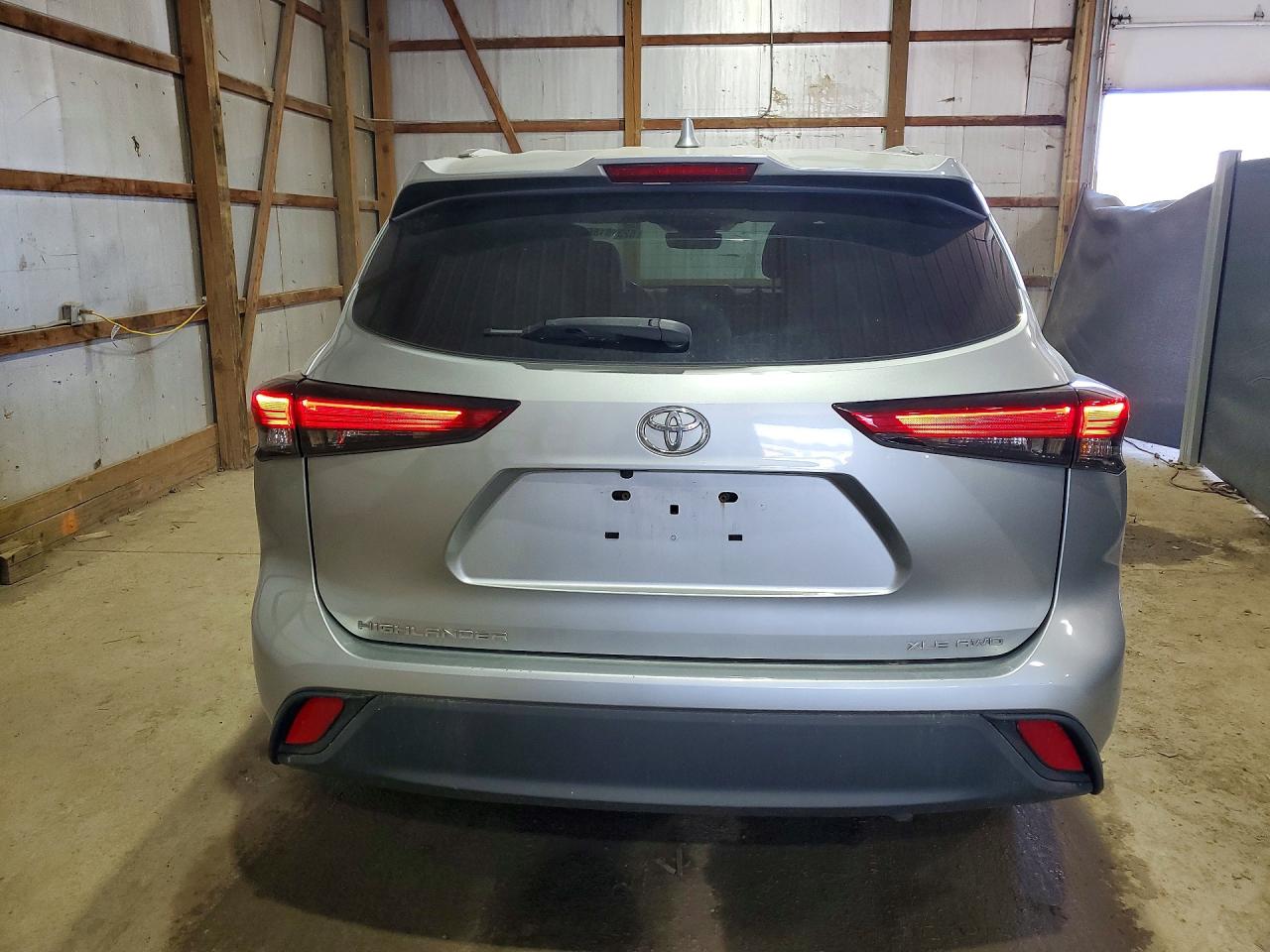 2021 TOYOTA HIGHLANDER XLE photo 11
