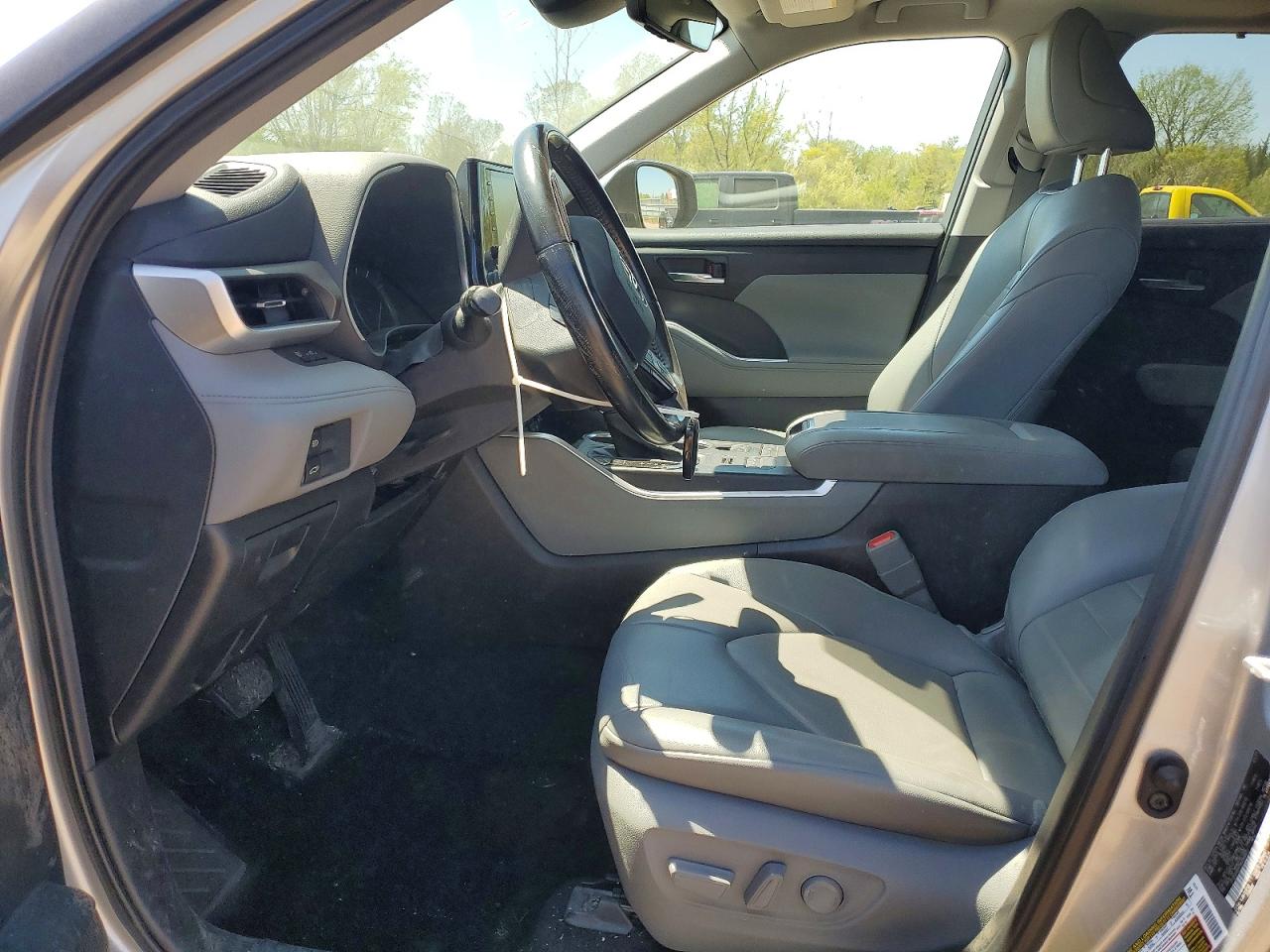 2021 TOYOTA HIGHLANDER XLE photo 13