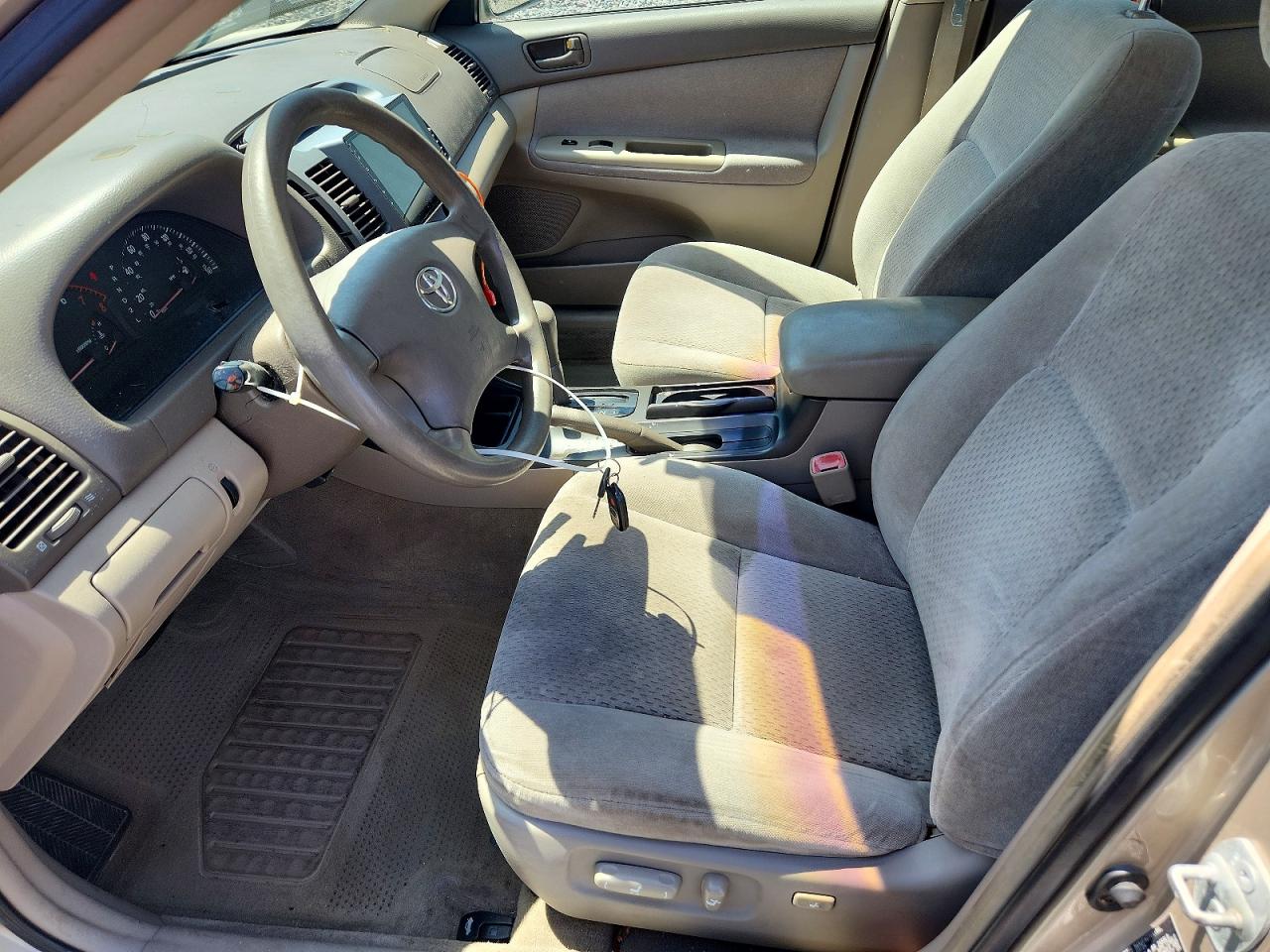 2004 TOYOTA CAMRY LE photo 19