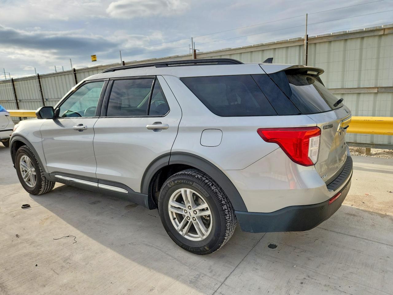 2023 FORD EXPLORER XLT photo 4