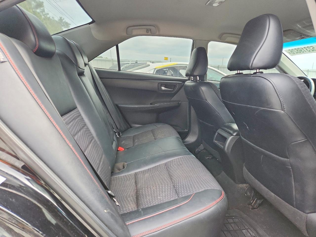 2015 TOYOTA CAMRY SE photo 19