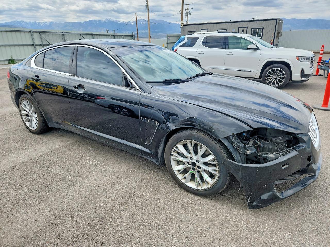 2013 JAGUAR XF photo 4