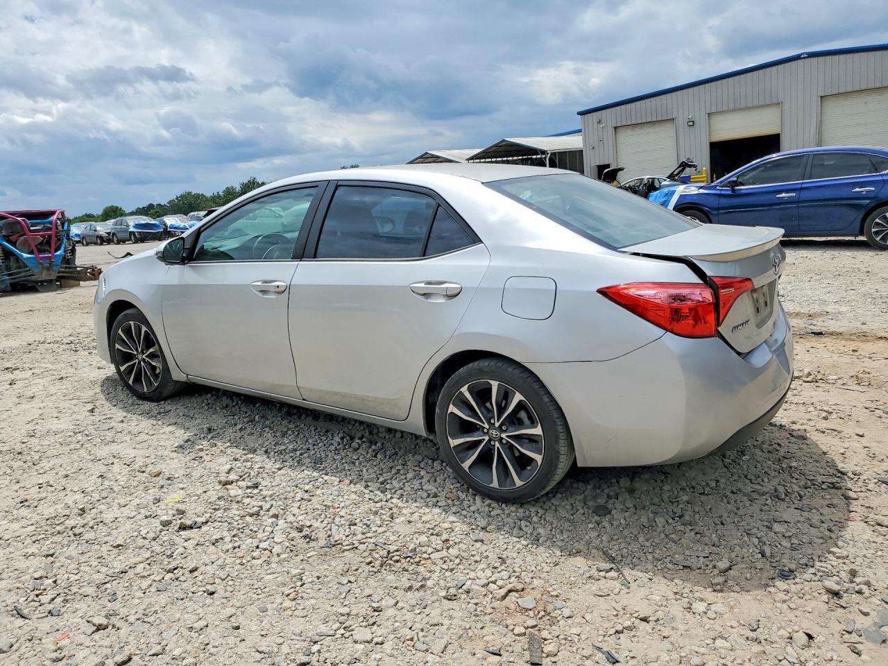 2017 TOYOTA COROLLA SE photo 2