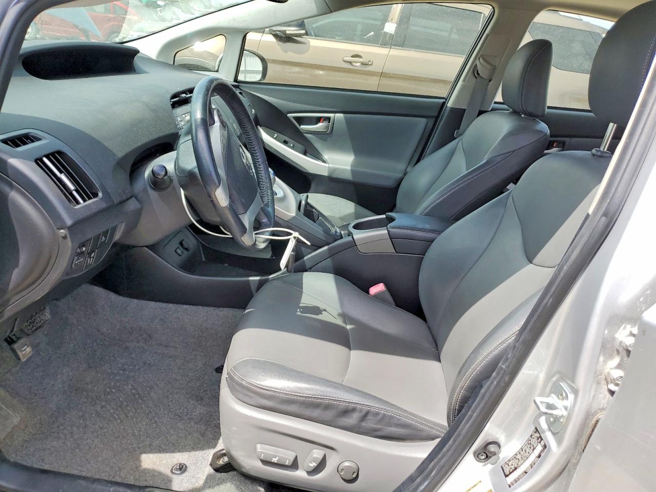2013 TOYOTA PRIUS FOUR photo 19