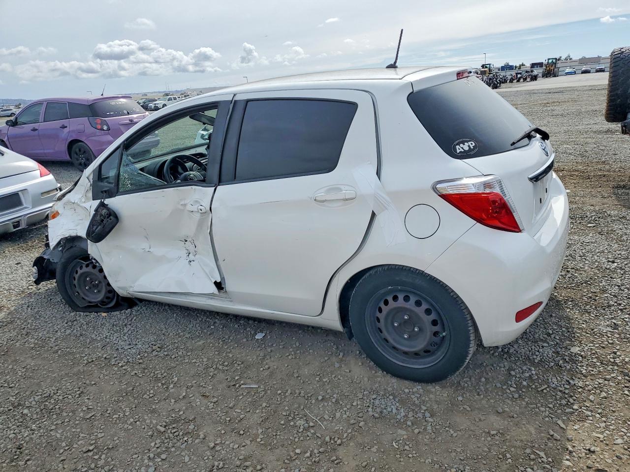 2014 TOYOTA YARIS 5-DOOR LE photo 3