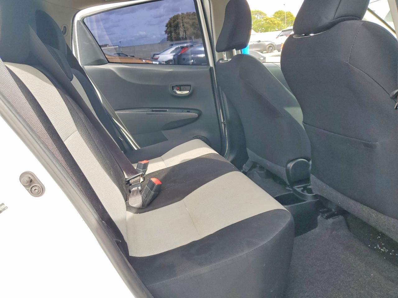2014 TOYOTA YARIS 5-DOOR LE photo 19