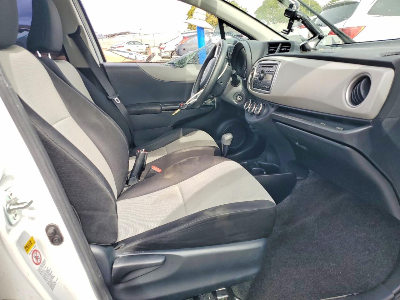 2014 TOYOTA YARIS 5-DOOR LE photo 13