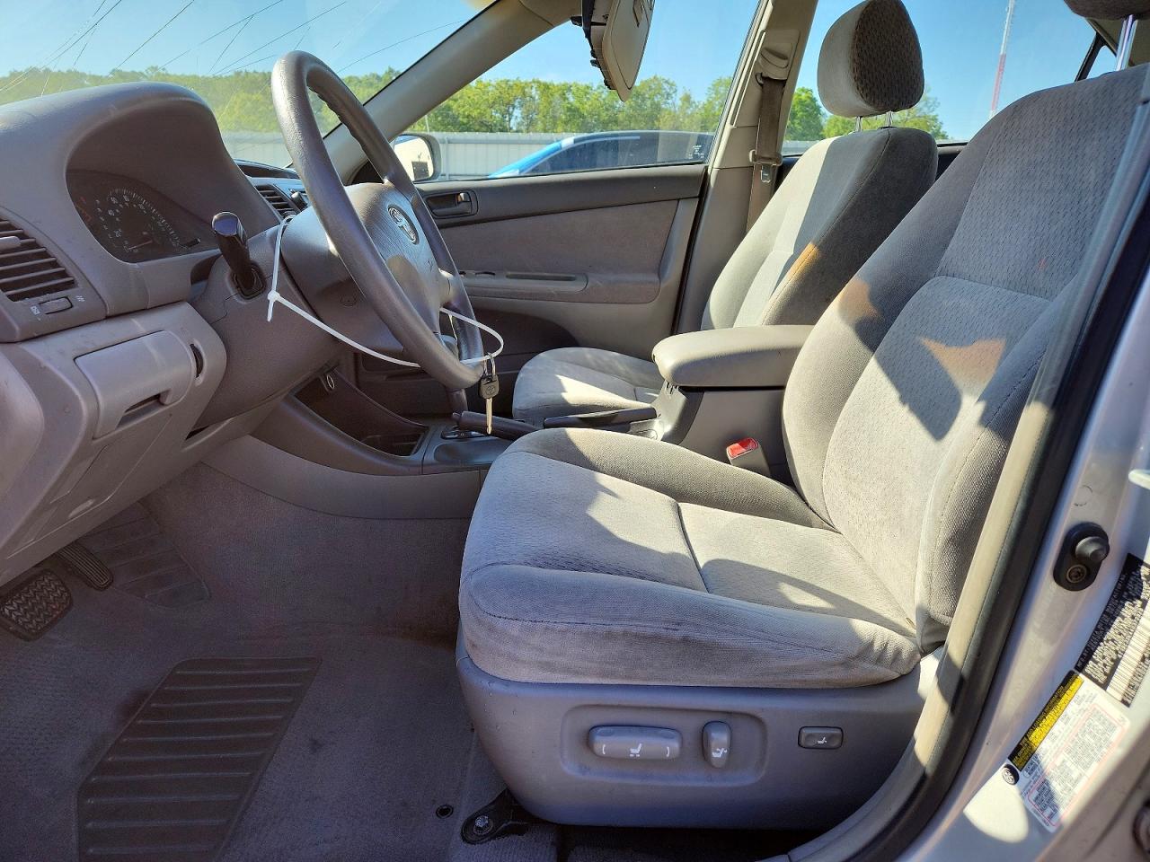 2004 TOYOTA CAMRY LE photo 13