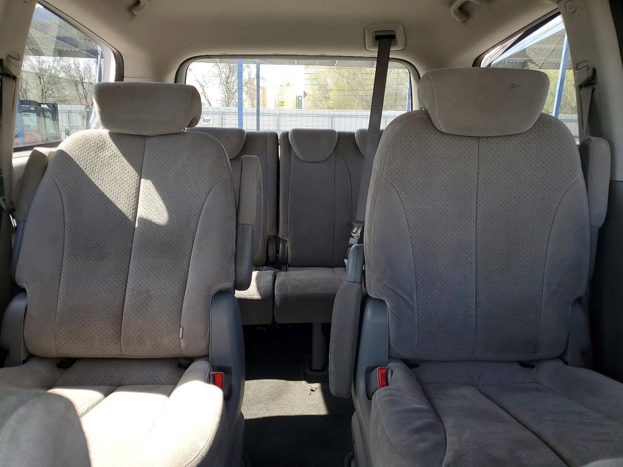 2008 HYUNDAI ENTOURAGE GLS photo 28