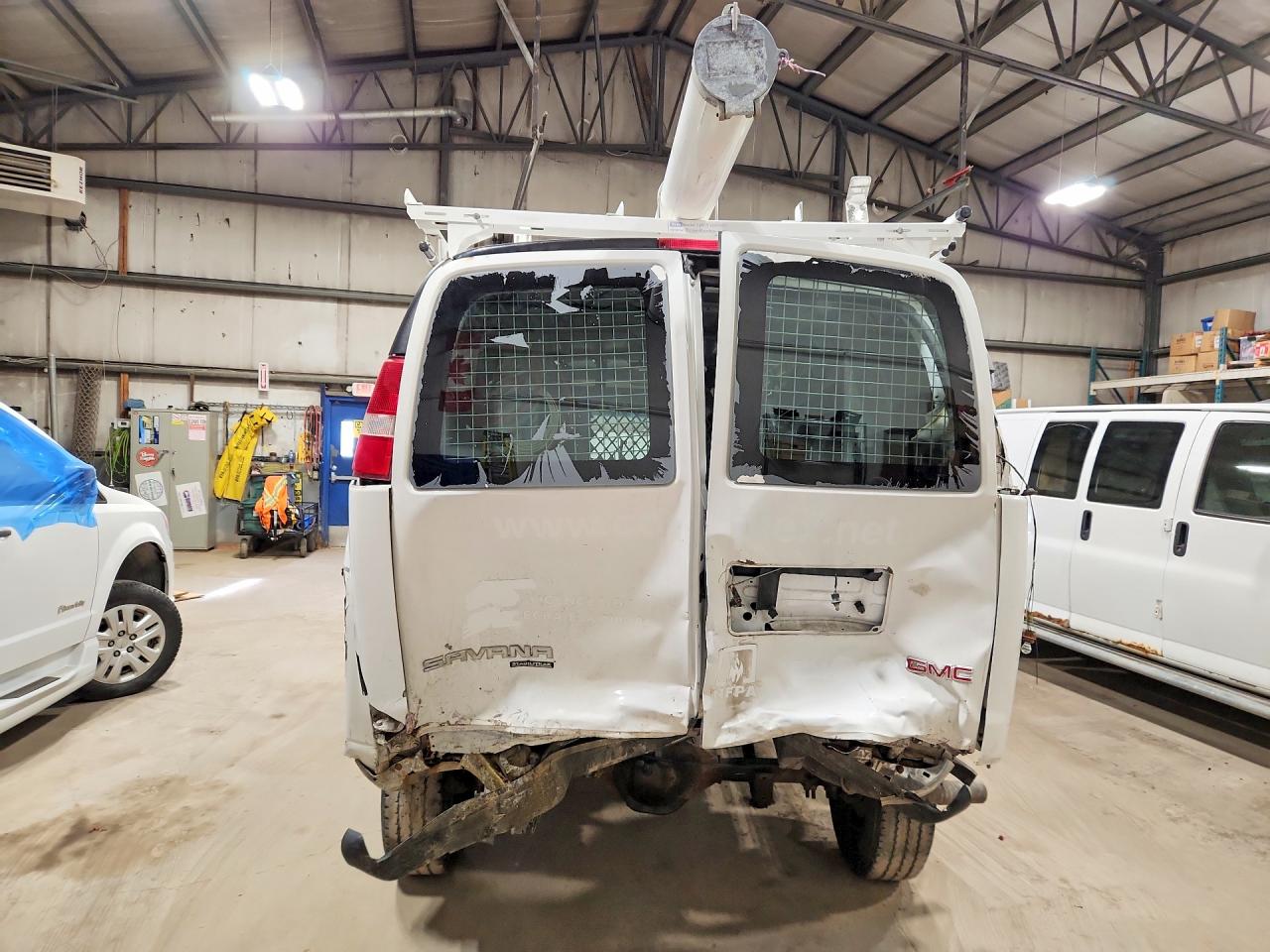2015 GMC SAVANA G2500 photo 16