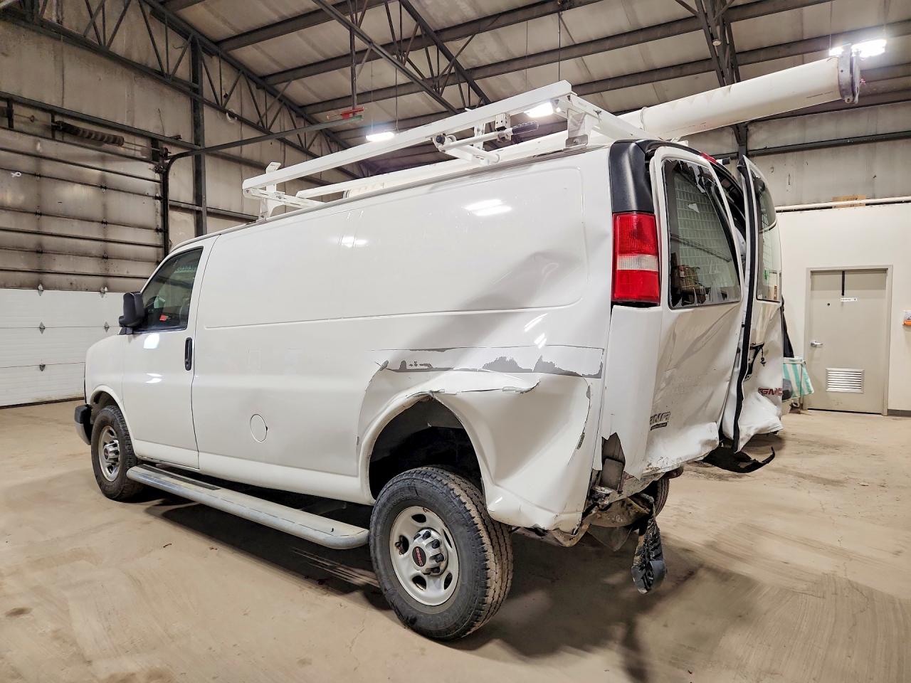 2015 GMC SAVANA G2500 photo 4