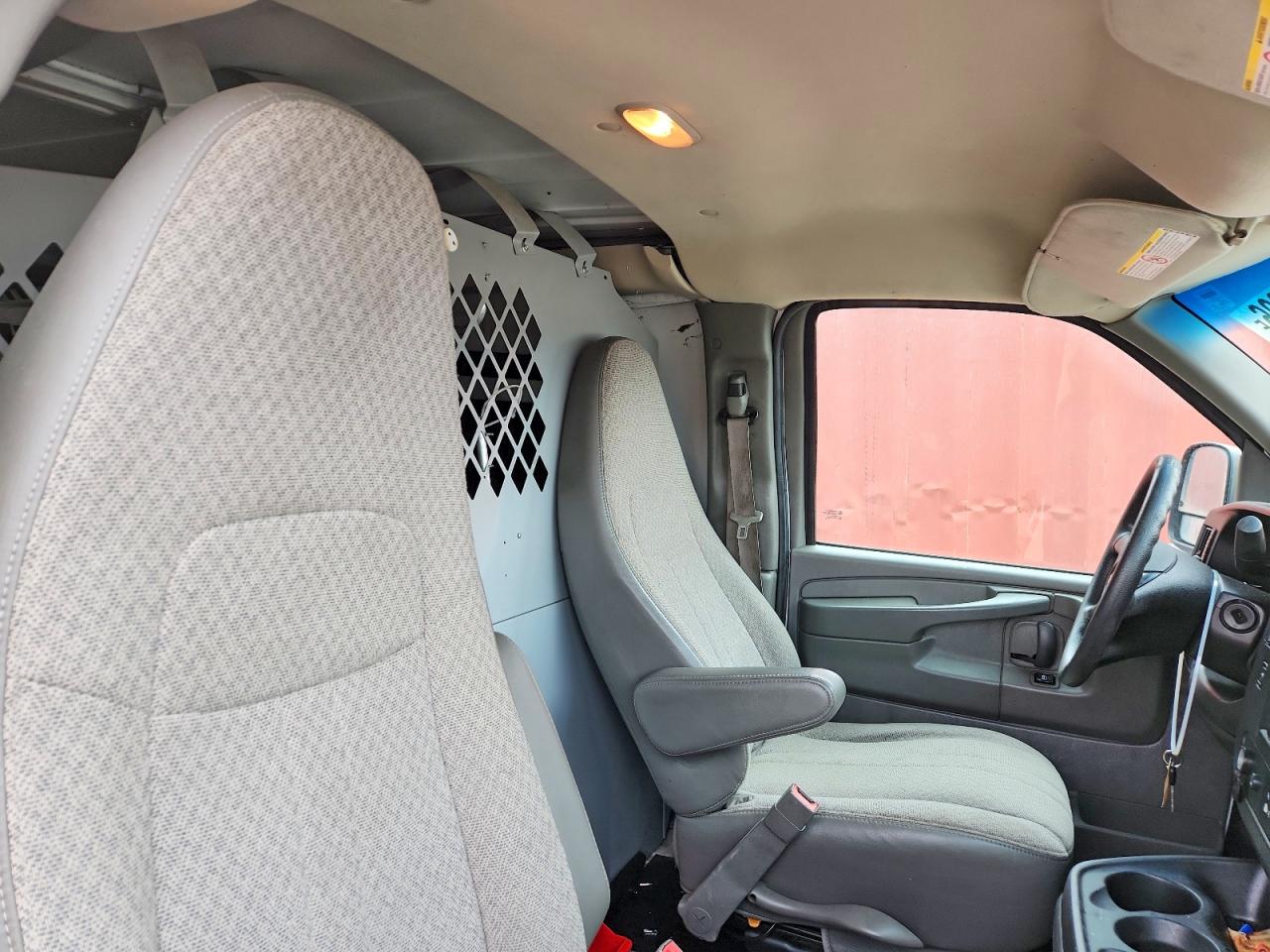 2015 GMC SAVANA G2500 photo 31