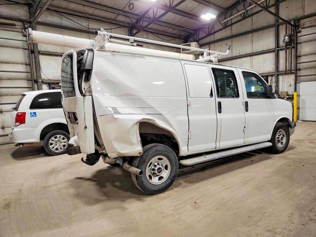 2015 GMC SAVANA G2500 photo 7