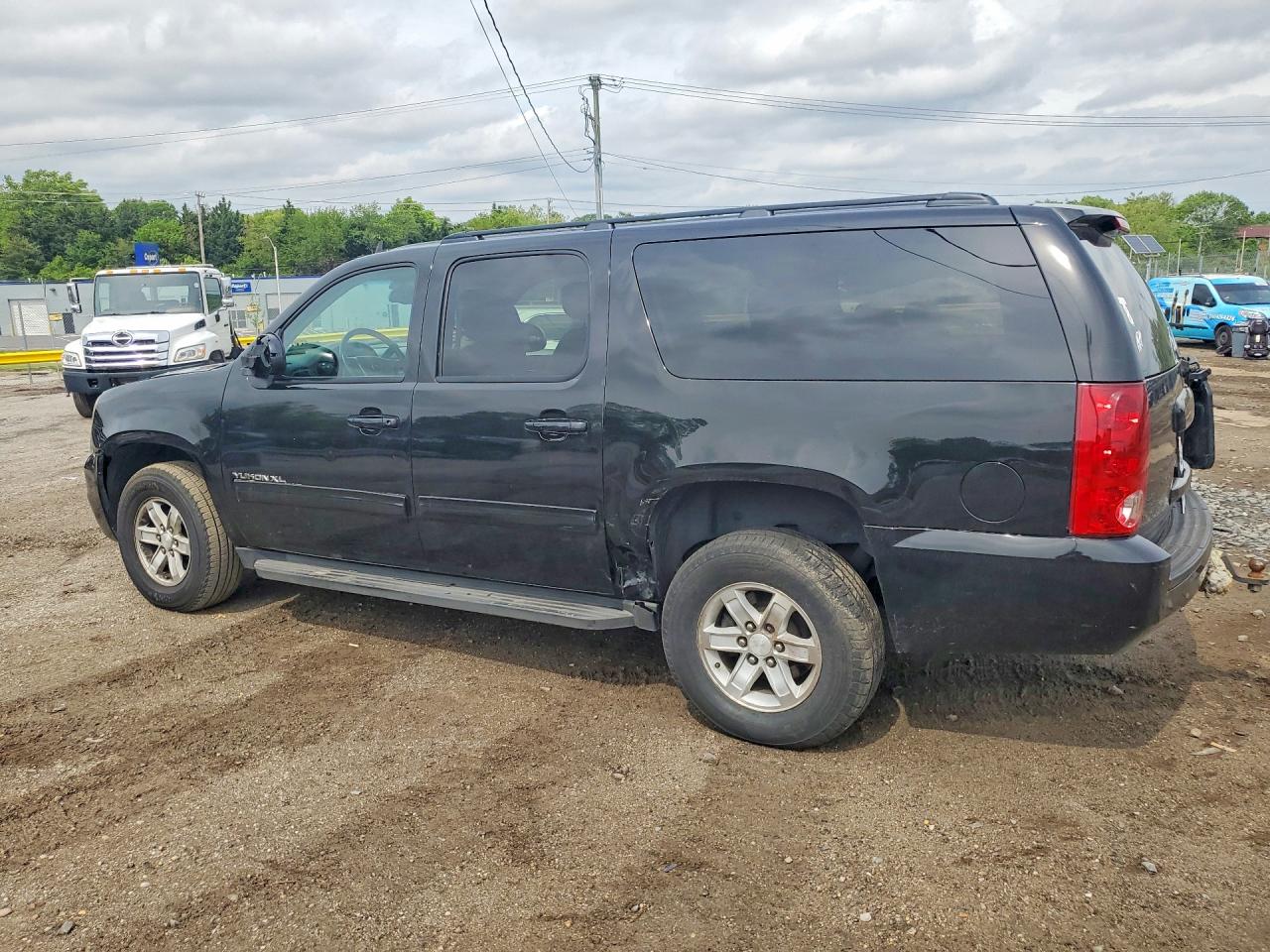 2011 GMC YUKON XL K1500 SLE photo 3