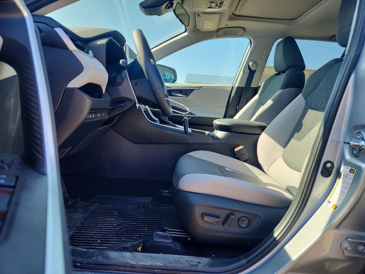 2025 TOYOTA RAV4 XLE photo 19