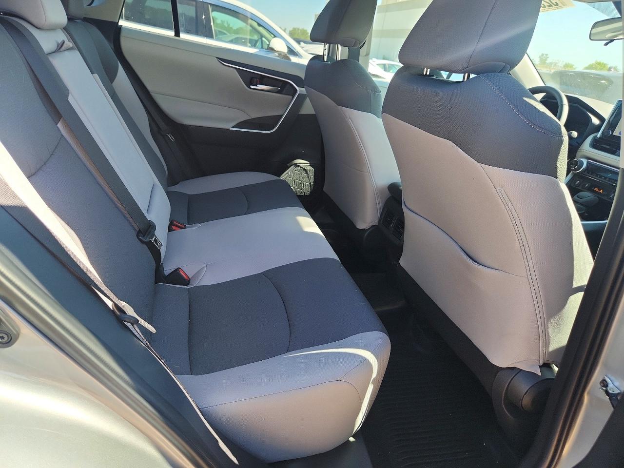 2025 TOYOTA RAV4 XLE photo 31