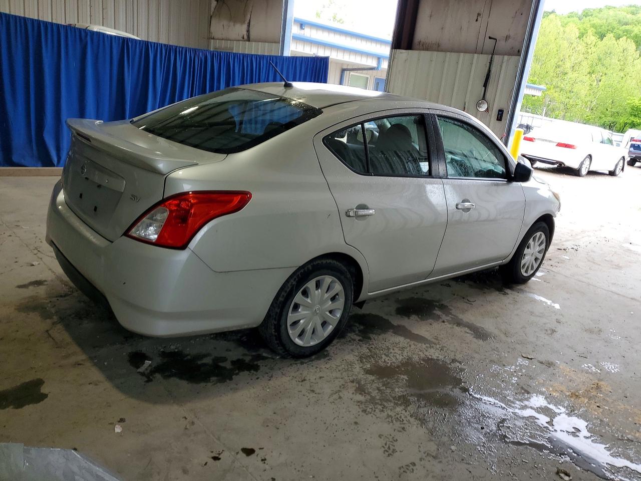 2019 NISSAN VERSA SV photo 5