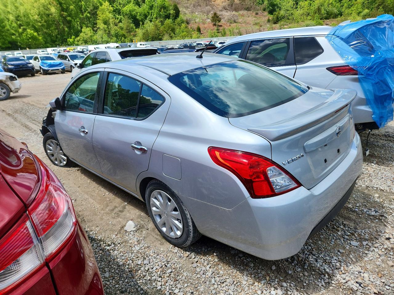 2019 NISSAN VERSA SV photo 3