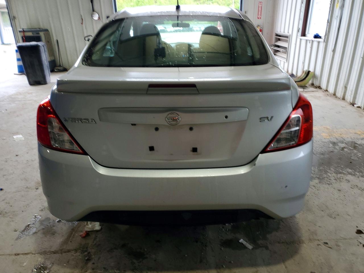 2019 NISSAN VERSA SV photo 11