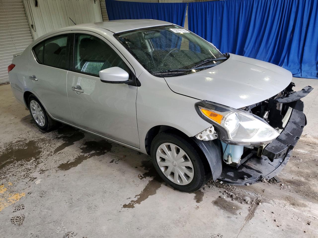 2019 NISSAN VERSA SV photo 7
