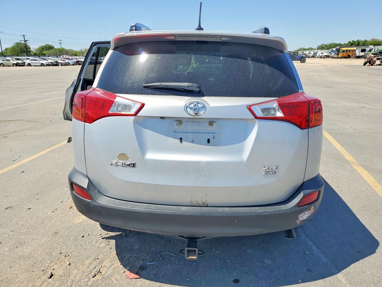 2015 TOYOTA RAV4 XLE photo 16