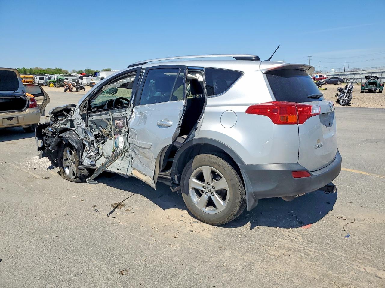2015 TOYOTA RAV4 XLE photo 4