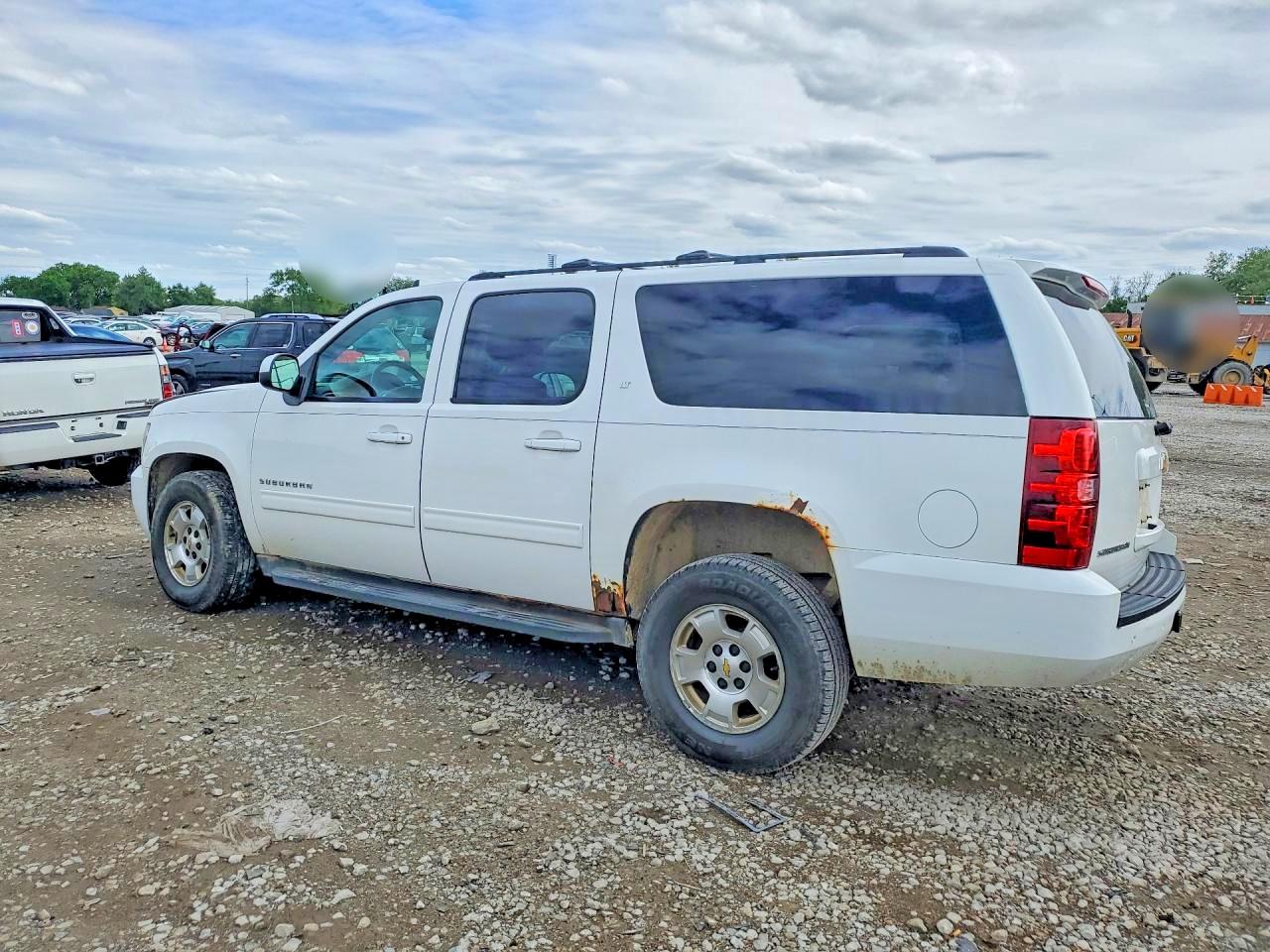 2013 CHEVROLET SUBURBAN K1500 LT photo 3