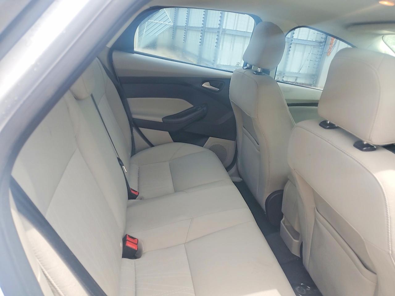 2017 FORD FOCUS SE photo 19