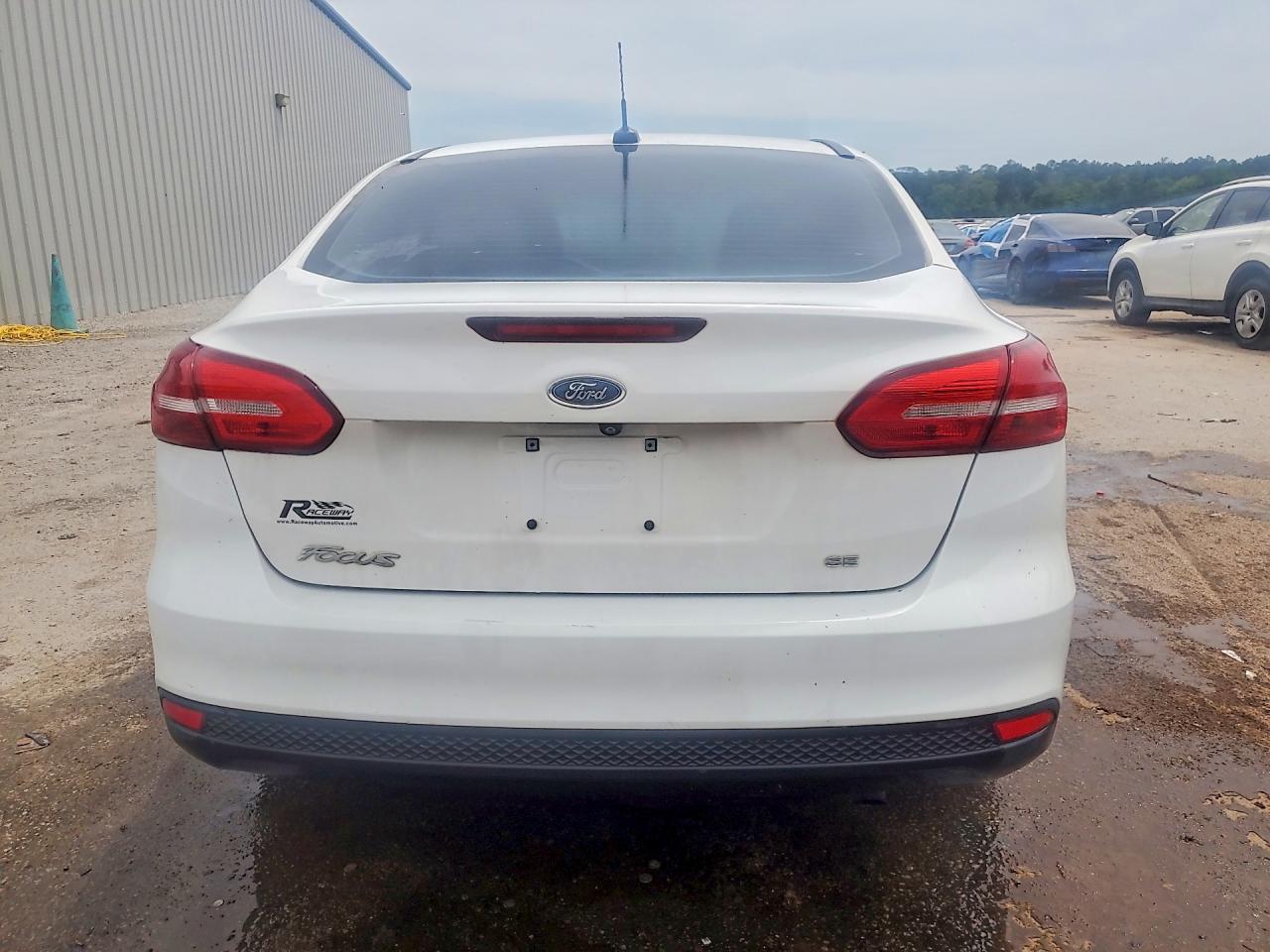 2017 FORD FOCUS SE photo 11