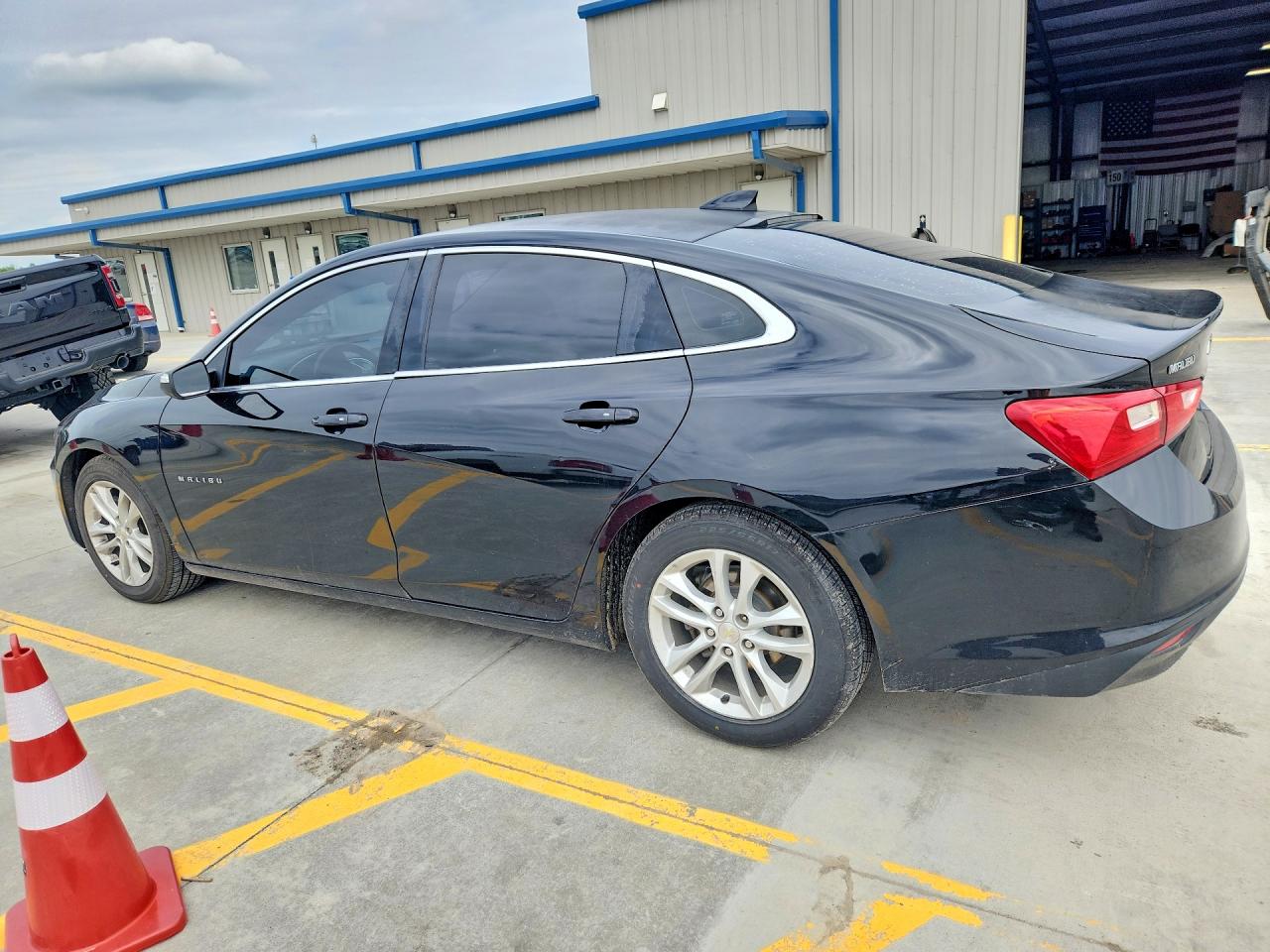 2017 CHEVROLET MALIBU LT photo 3