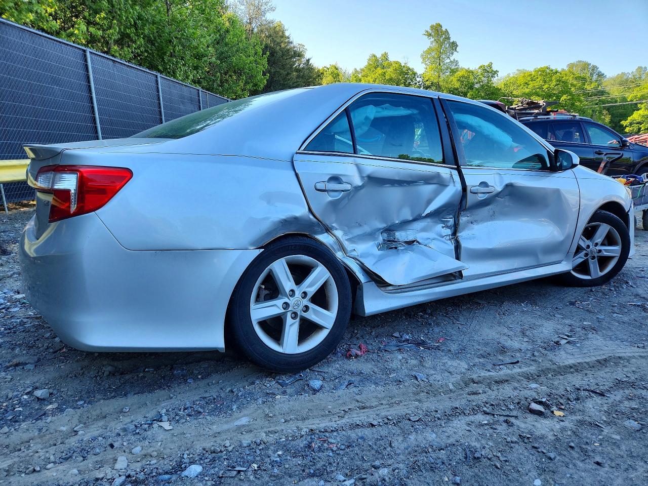 2014 TOYOTA CAMRY SE photo 3