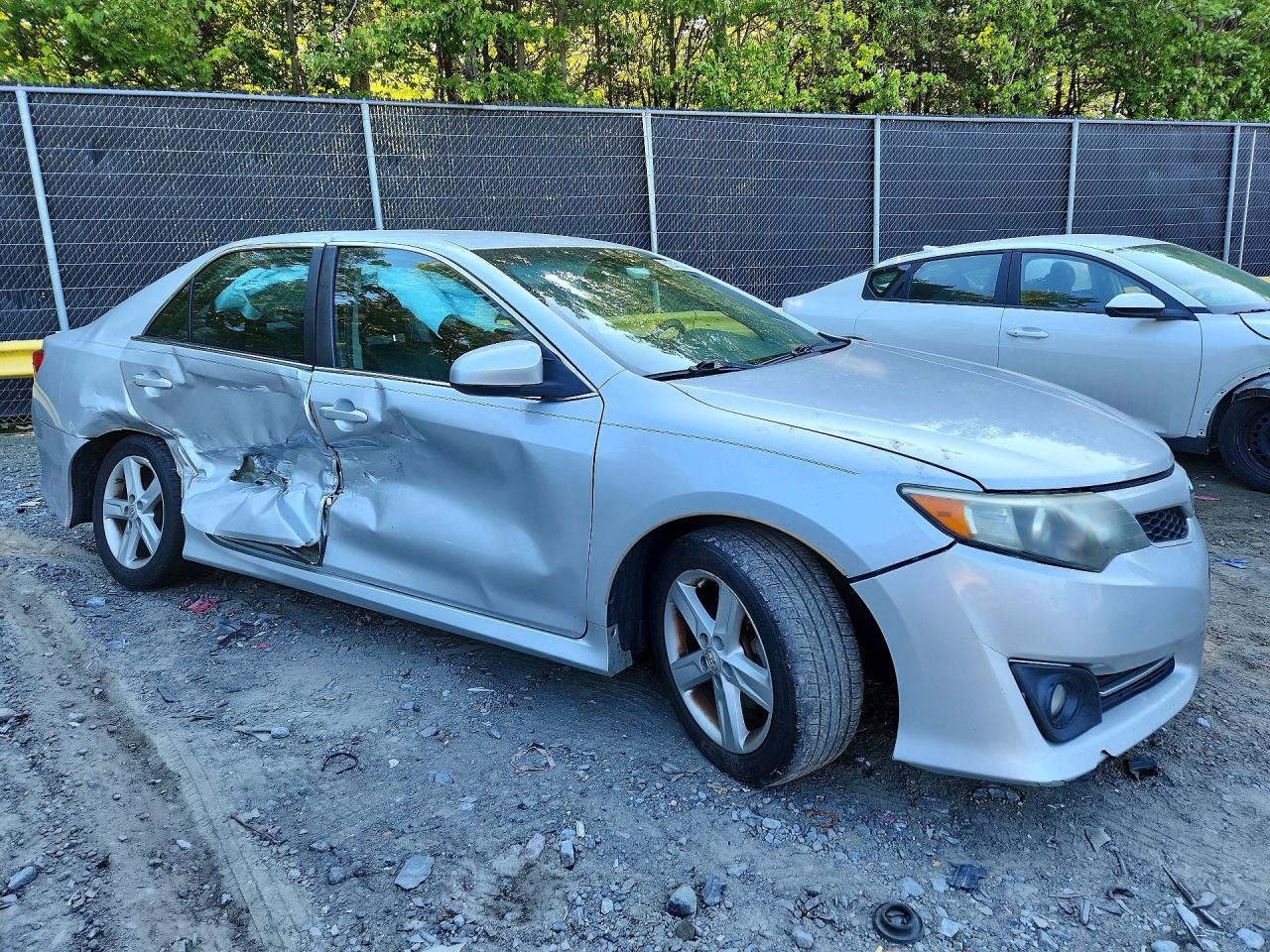 2014 TOYOTA CAMRY SE photo 4