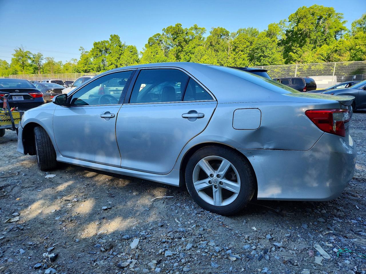 2014 TOYOTA CAMRY SE photo 2