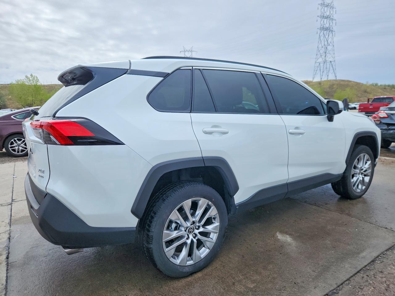 2024 TOYOTA RAV4 XLE PREMIUM photo 5