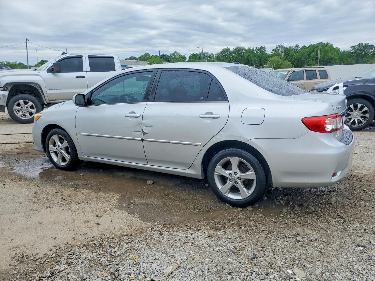 2013 TOYOTA COROLLA LE photo 2