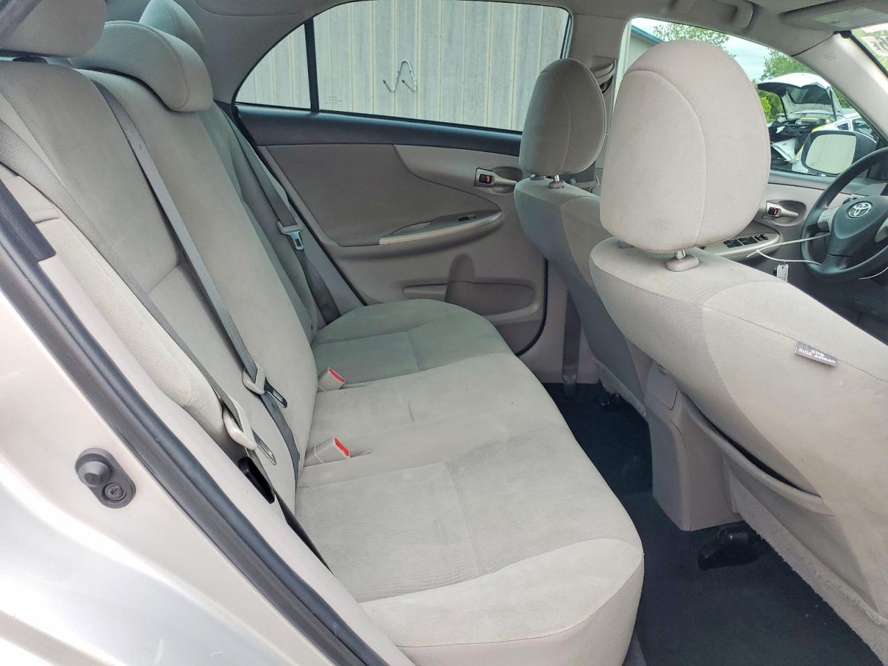 2013 TOYOTA COROLLA LE photo 10