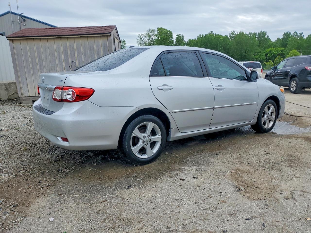2013 TOYOTA COROLLA LE photo 3